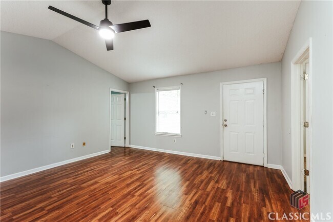 Building Photo - 180 Oak Dr