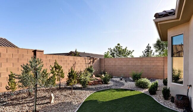 Foto del edificio - 1556 W Songbird Dr
