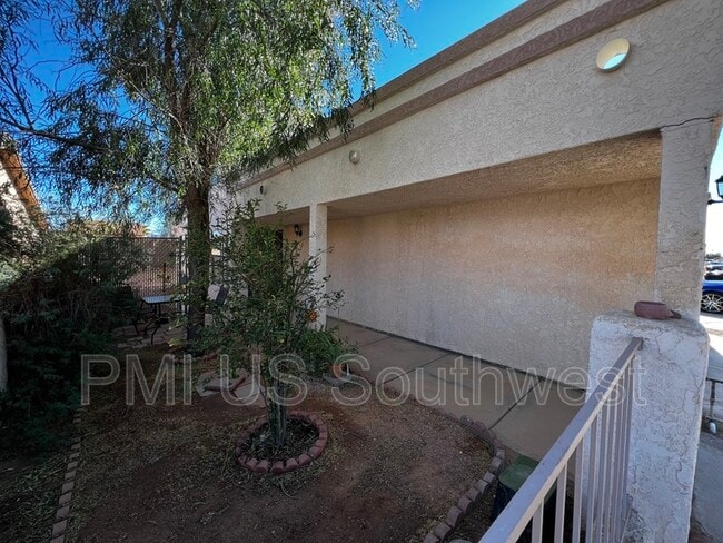 Building Photo - 2436 Lakeside Dr