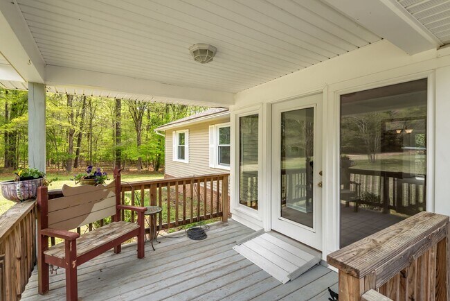 Building Photo - Tranquil Home near Jordan Lake!