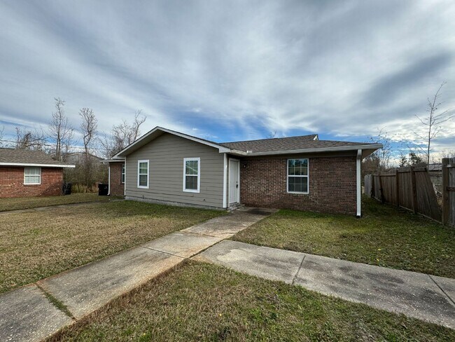 Foto del edificio - Quite peaceful 2 Bed, 1 Bath Duplex in Panama, FL - Perfect for Cozy Living!
