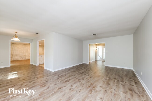 Building Photo - 640 Valley Brook Ln