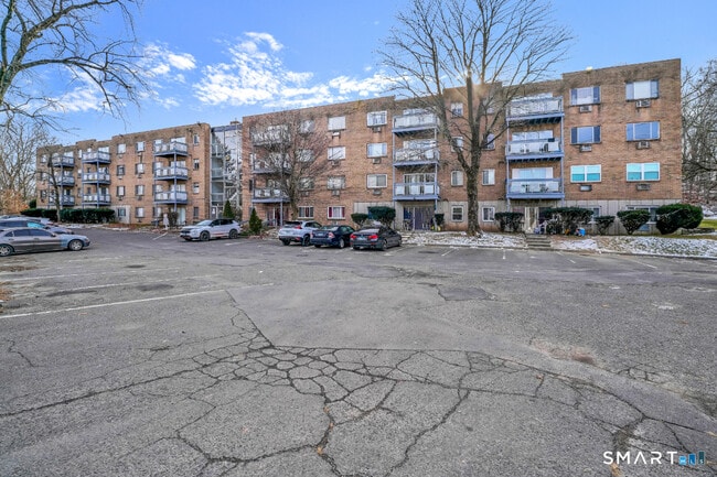 Building Photo - 279 Oakville Ave