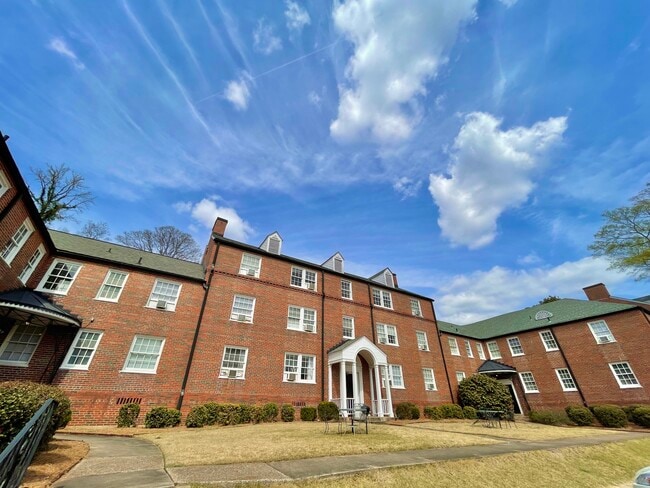 Courtyard - 2842 Thornhill Rd