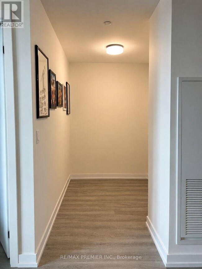 Photo du bâtiment - 2300 St Clair Ave W