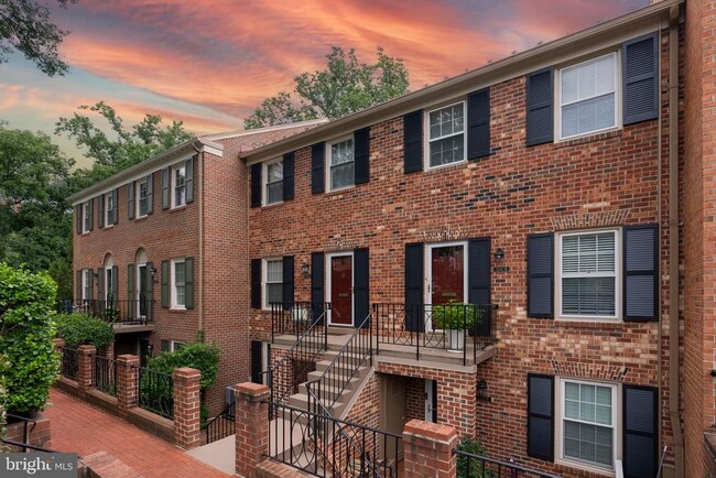 Building Photo - 3241 Sutton Pl NW
