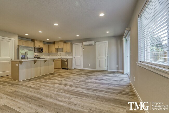Building Photo - 3 Bedroom 2.5 Bath End unit Townhome in Minnehaha w/ AC!