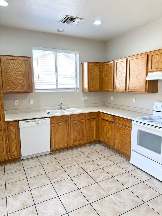 Foto del edificio - 4 Bedroom/3 Bath Single Level Home in Litchfield Park