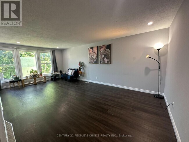 Photo du bâtiment - 88-88 Avonwood Dr