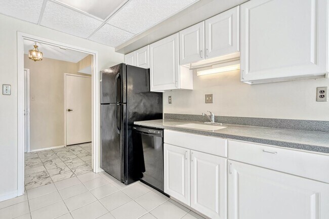 Building Photo - Spacious 3 Bedroom 2 Bath Condo with Assig...