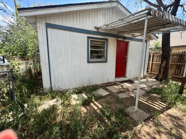 Building Photo - 1413 S Ong St