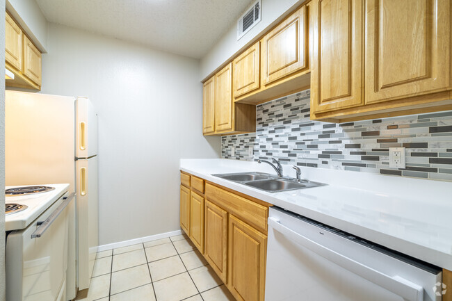 1BR, 1BA - 646SF - Kitchen - Foxwood