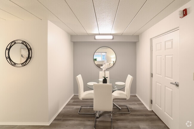 1BR, 1BA - 700SF - Dining Room - Hamilton House - One Month Free