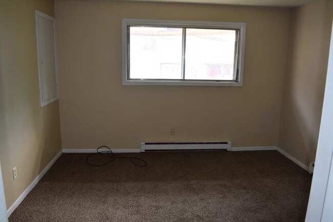 Building Photo - One Bedroom Apartment