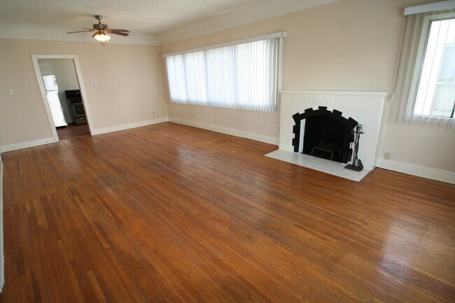 Building Photo - 122 S Elm Dr