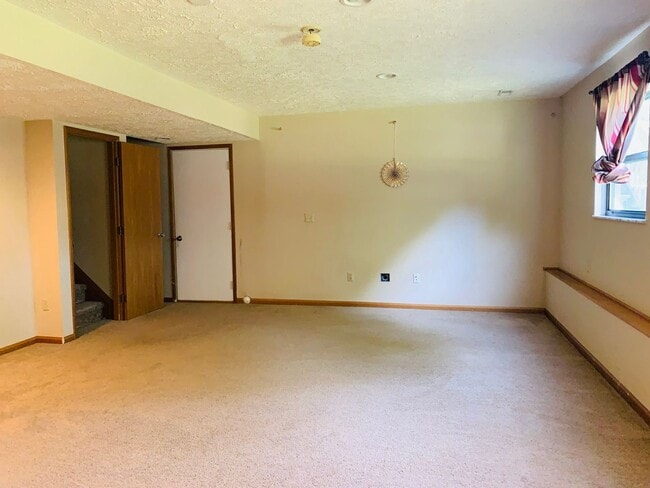 Building Photo - 3 BR 2.5 BA with attached 2-car garage - Gahanna Schools