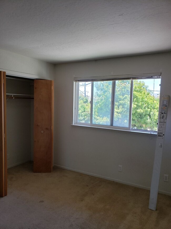 Building Photo - 210 Locust St