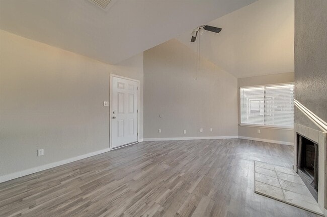 Foto del edificio - 9815 Walnut St