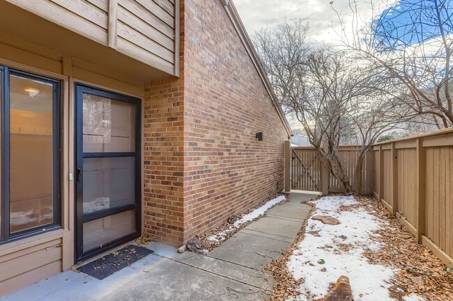 Building Photo - 3792 Lakebriar Dr