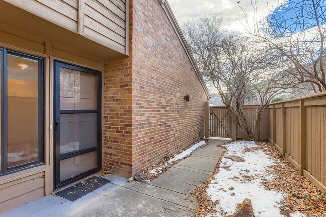 Building Photo - Spectacular Linden Park Town home! Steps away from access to Wonderland Lake! Available NOW!