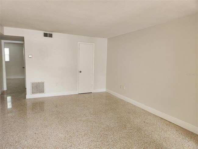 Building Photo - 3200 Fairway Ln