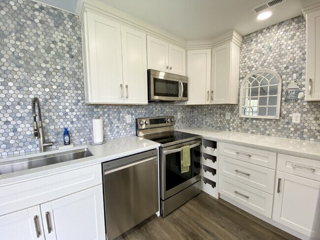 Building Photo - Modern & Completely Renovated Condo in the...