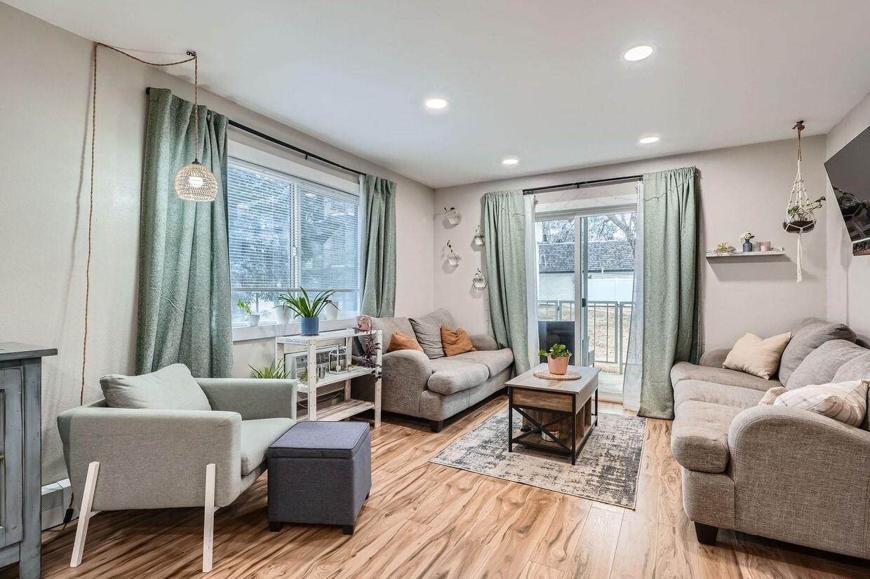Primary Photo - Modern Comfort Meets City Convenience in D...