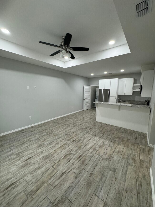 Building Photo - 1401 W Heritage Dr