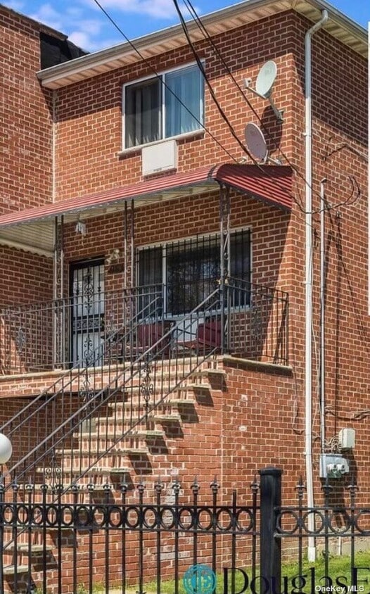 963 E 212th St Unit 1 st, The Bronx, NY 10469 Room for Rent in The