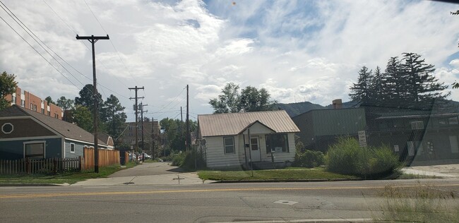 Building Photo - Downtown Durango 2 Bed/1 Bath with One-Car Oversized Garage