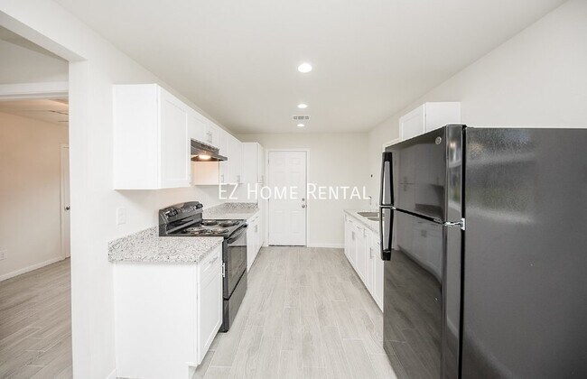 Building Photo - Recently Renovated! $995/mth.