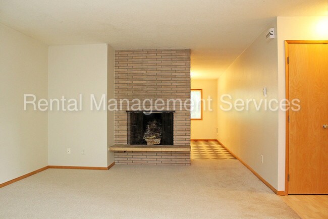 Building Photo - Mid-Century Lovely in the Heart of Irvington