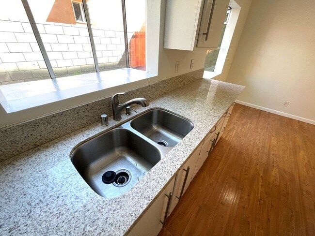 Foto del edificio - Newly Remodeled 3BD/1.5BA Duplex in Culver City!