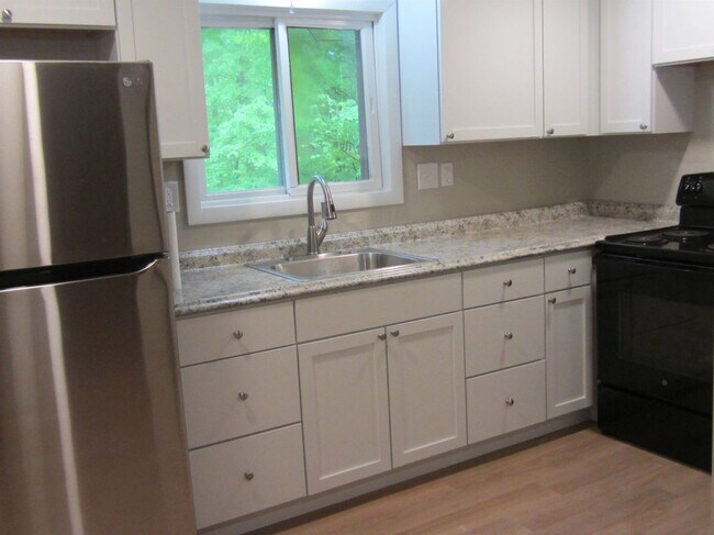 Foto del edificio - 174 Pattee Hill Rd