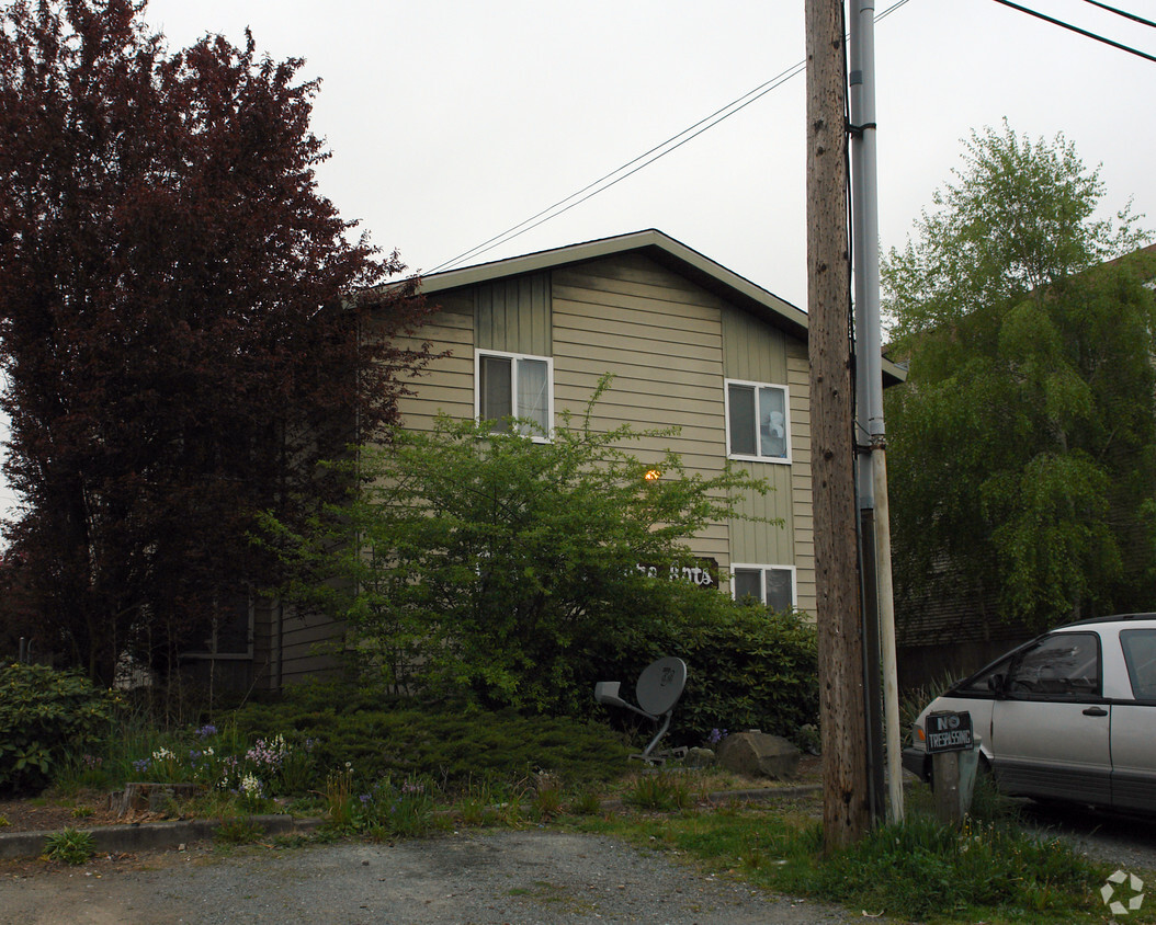Primary Photo - Eclaire Apartments