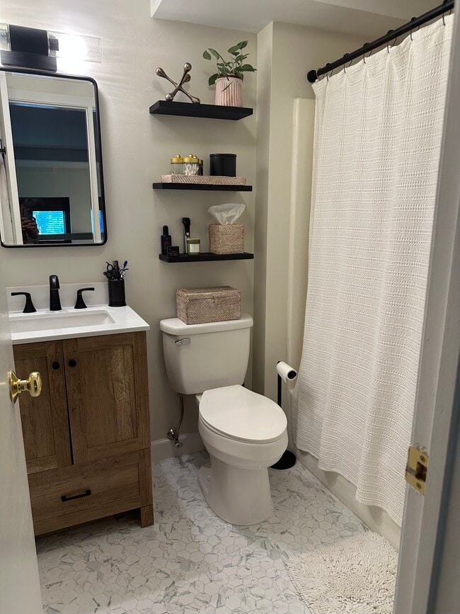Master Bathroom - 32 Pine St
