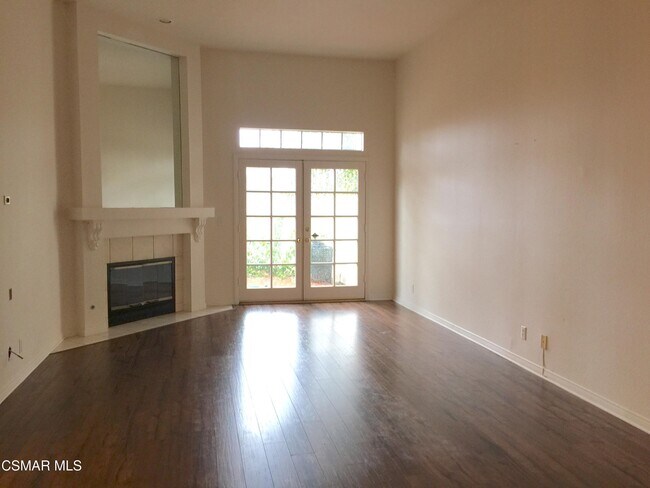 Foto del edificio - 3087 E Hillcrest Dr