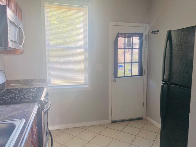 Foto del edificio - For Rent: Waverly - 2 Bedroom  1 Bath