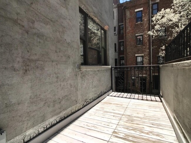 Building Photo - 306 W 106th St