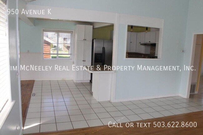 Building Photo - Pets possible! Charming 3 Bed/ 2 Bath Coas...