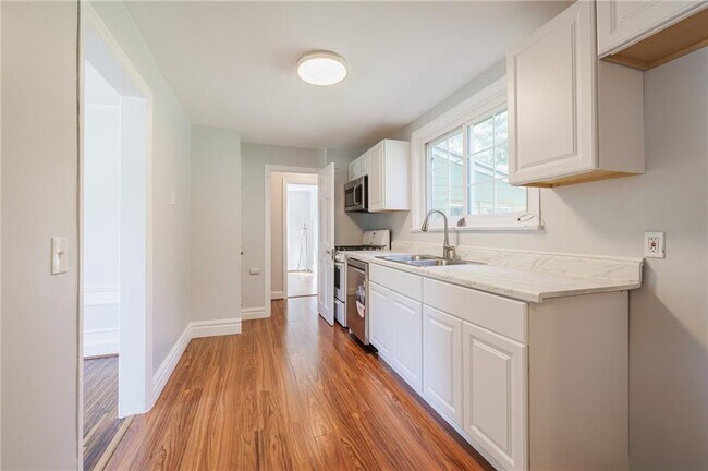 Building Photo - 553 Elmgrove Rd