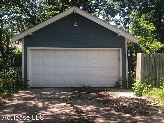 Building Photo - 3 br, 1.5 bath House - 205 College