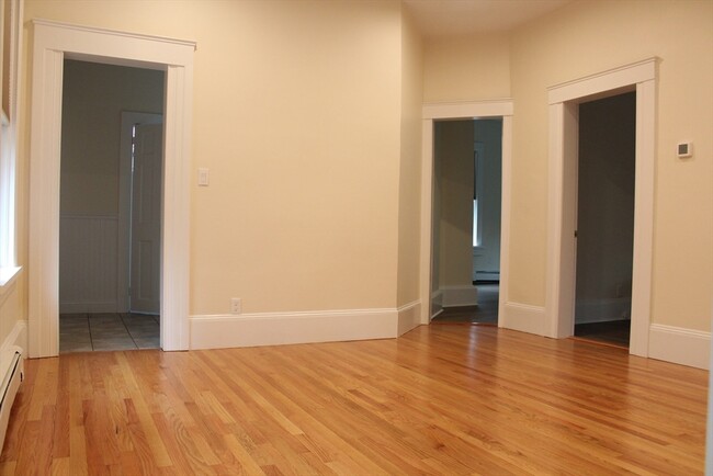 Building Photo - 586 Freeport St