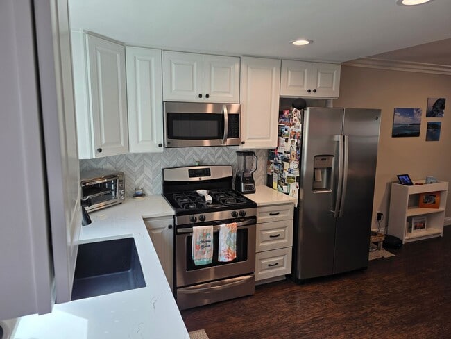 Building Photo - One month rental Fully furnished 1 bedroom...