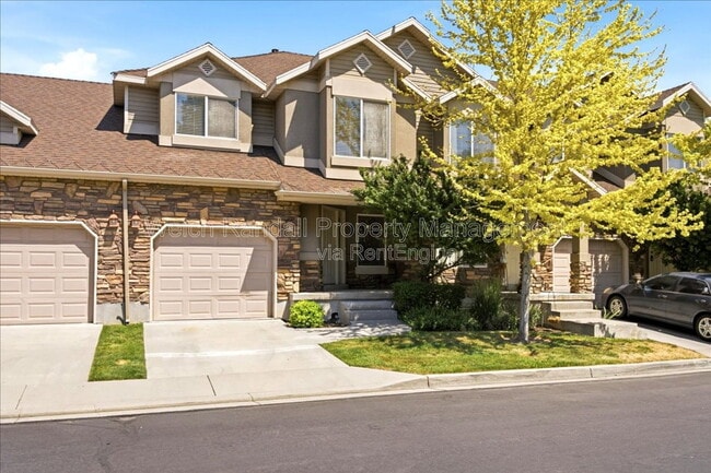 Building Photo - 672 E Clearwater Dr N