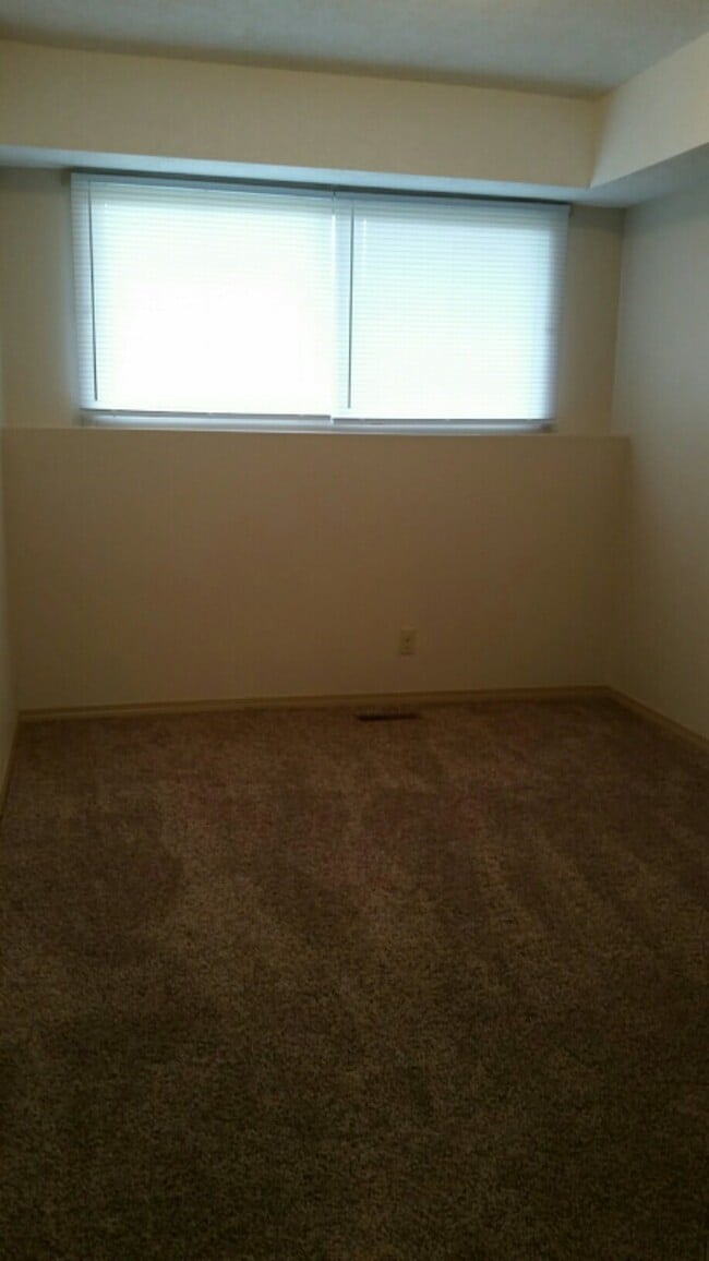 Building Photo - 2 Bed 1.5 Bath Unit in Red Deer, AB