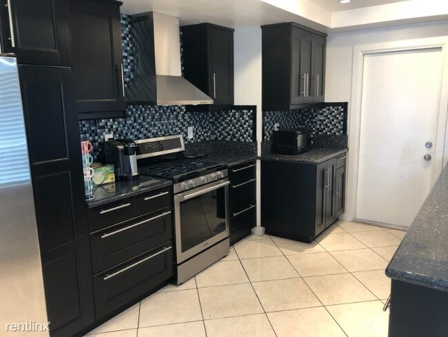 Building Photo - 4 br, 2 bath House - 1872 W Castle Ave