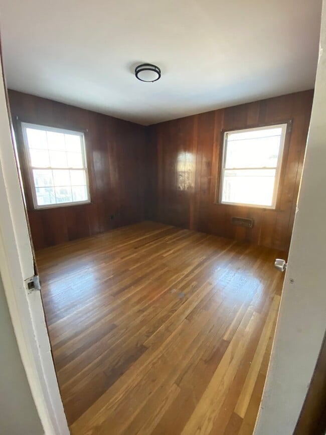 Building Photo - Beautiful and spacious 3 Bedroom 2 Bath House in Lansing, IL MUST SEE