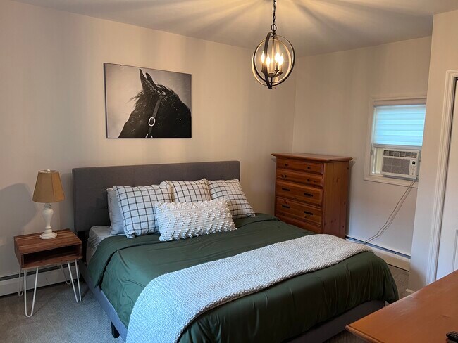 Cama King Size con ropa de cama - 5 Marvin Pl