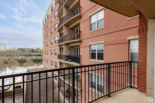 2BR, 2.5BA + Den - 1,690SF - View - Fountain Square